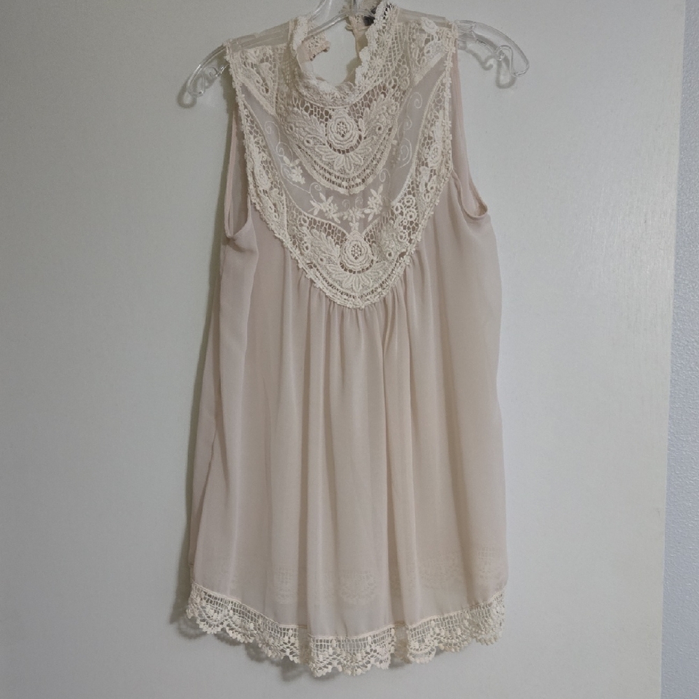 Chic Cream Tank Top with Delicate Lace Accents